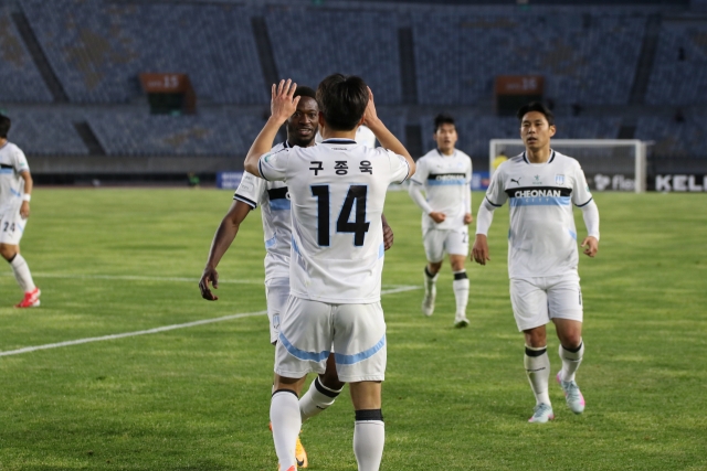 천안시티FC가 4일 오후 화성종합경기타운에서 치러진 ‘하나은행 K리그2 2025’ 10라운드 화성FC의 경기를 1대 2로 패배했다. 이날 경기에서 첫 득점을 기록한 구종욱 선수의 모습. 한국프로축구연맹 제공.