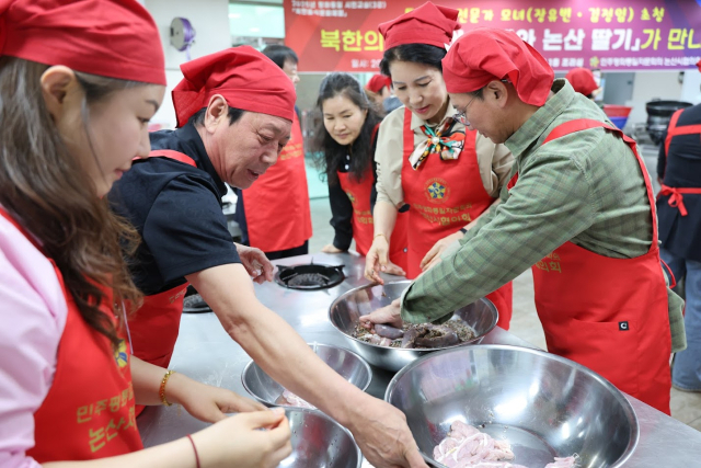 ▲탈북민 김정임 씨와 딸 장유빈 씨가 참가자들과 함께 아바이 순대를 만들며 남북 화합의 의미를 나누고 있다.