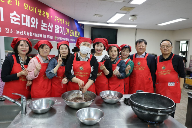 ▲요리 체험에 앞서 김정호 회장과 참가자들이 한자리에 모여 평화통일을 염원하는 기념사진을 촬영하고 있다.