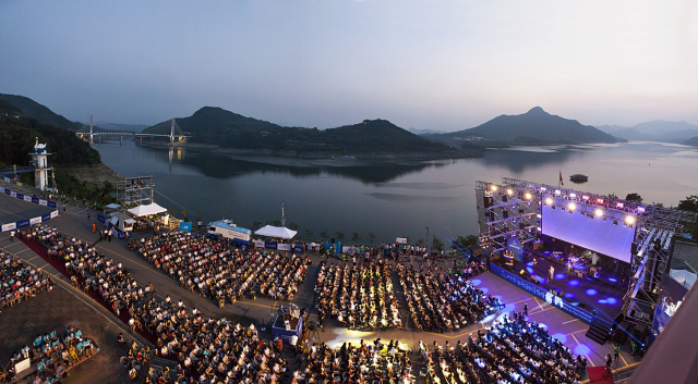 전통적으로 청풍호반 야외무대서 열린 개막식.