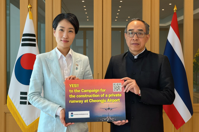 타니 상그랏 주한 태국 대사(오른쪽)가 지난 2일 김수민 충북도 정무부지사와 면담자리에서 청주공항 민간 항공기 전용 활주로 건설 촉구 캠페인을 하고 있다. 충북도 제공