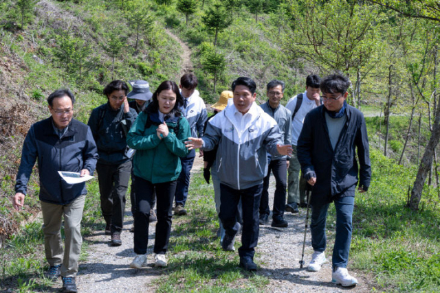 김창규 제천시장이 관계 공무원들과 함께 현장을 직접 점검하고 있다.