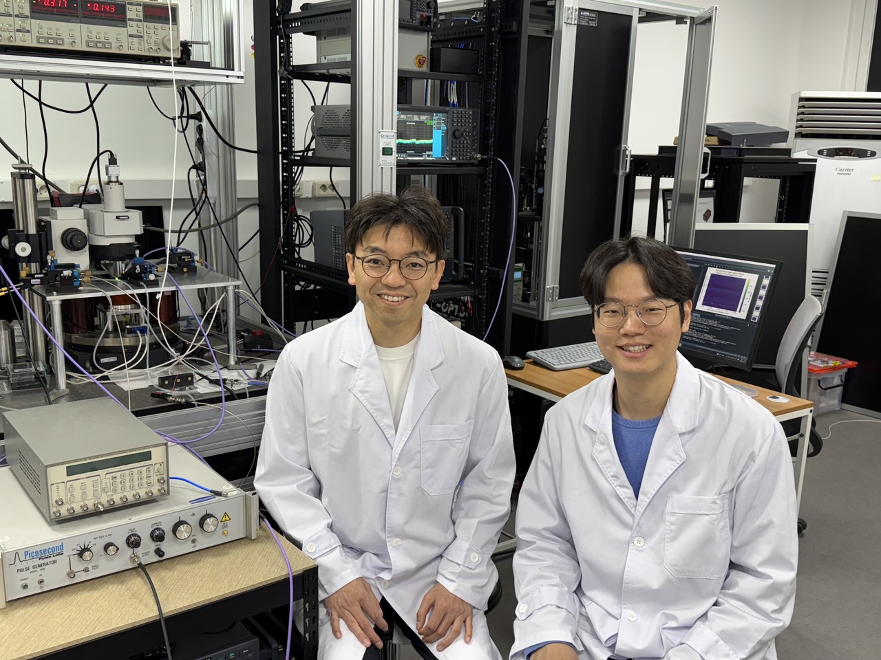 자석으로 양자컴퓨터 기술 실증한 연구팀왼쪽부터 KAIST 물리학과 김갑진 교수와 송무준 박사 [KAIST 제공. 재판매 및 DB 금지]