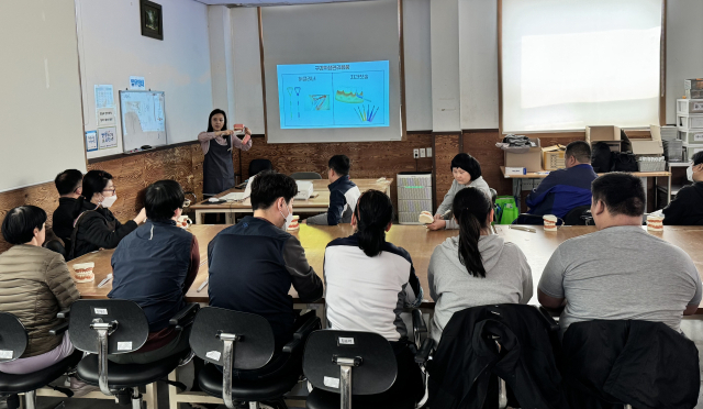 서산시장애인보호작업장은 30여 명의 장애인들이 참여한 가운데 서산시보건소 건강증진과 구강보건팀과 함께 구강보건교육 및 구강검진을 실시했다.