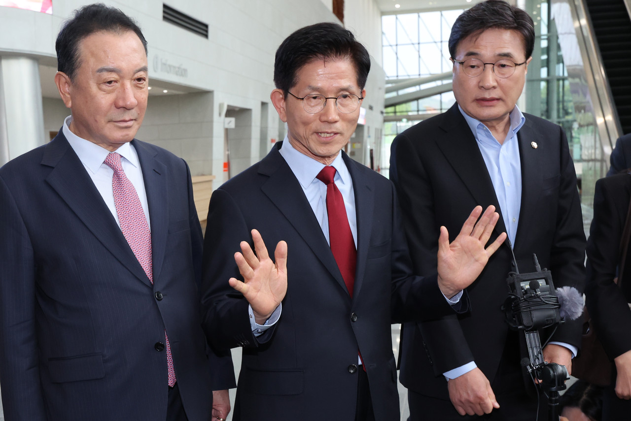 국민의힘 김문수 대선 후보가 6일 아시아태평양경제협력체(APEC) 회의장인 경북 경주시 경주화백컨벤션센터에서 무소속 한덕수 대선 예비후보와의 단일화 압박에 반발하며 후보 일정 중단을 선언하고 있다. 김 후보 양 옆으로는 엄태영·김대식 의원. 2025.5.6 사진=연합뉴스. 