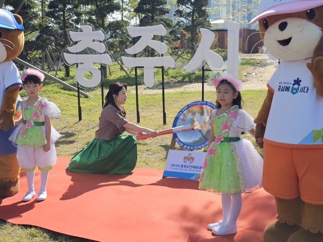 충주시는 7일 오전 9시 시민의 숲에서 제64회 충북도민체육대회 성화를 충주시청 직장어린이집 유미현 원장이 채화하며 체전의 시작을 알렸다.사진=김의상 기자