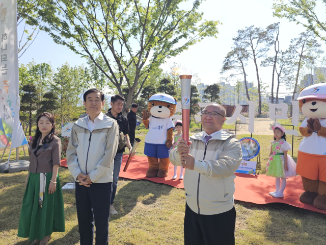 유미현 원장 채화 성화, 조 시장 거쳐 김낙우 충주시의장에게 전달되어 체전 열기 시작을 알렸다.사진=김의상 기자