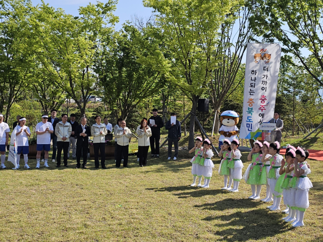 충주 관내 어린이 10명이 ‘숲의 요정’으로 분장해 숲속 무대에서 특별 공연연출로 눈길을 끌었다.사진=김의상 기자