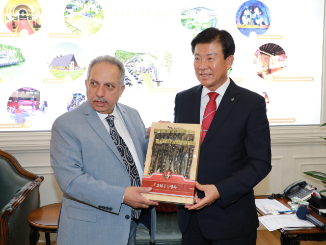 지난해 9월 박범인 금산군수 튀르키예 탈라스구 방문 기념사진(왼쪽부터 무스타파얄츤 탈라스구청장, 박범인 금산군수)