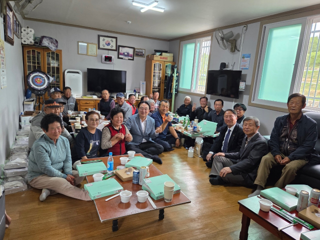 울산광역시에 거주하는 출향인이자 명예군민인 김설종 씨가 어버이날을 맞아 고향인 동이면 소도리에서 고향 마을 어르신들을 위한 특별한 점심식사를 마련했다.(사진/옥천군 제공)