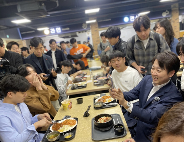 이준석 개혁신당 대선 후보가 7일 대전 충남대학교 학생식당을 찾아 학생들과 함께 점심을 먹으며 이야기를 나누고 있다. 사진=최광현 수습기자