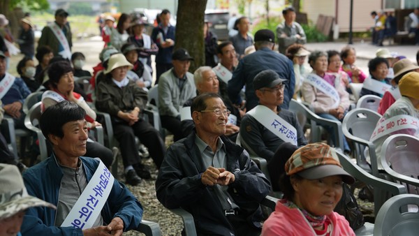 7일 충남 청양 까치유원지 일원에서 열린 지천댐 신속추진 주민결의대회에서 참석한 주민들이 경청하고 있다. 사진=박현석 기자