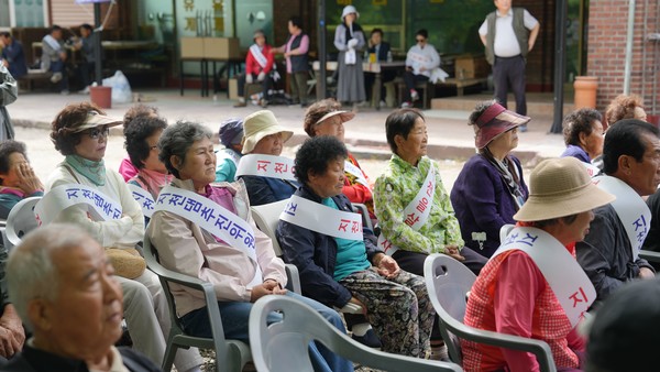 7일 충남 청양 까치유원지 일원에서 열린 지천댐 신속추진 주민결의대회에서 참석한 주민들이 경청하고 있다. 사진=박현석 기자