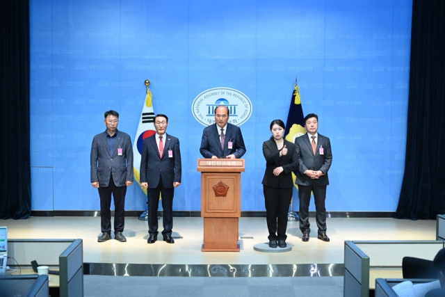 백종원 더본코리아 대표의 논란이 계속되면서 이용록 홍성군수(왼쪽부터 2번째), 최재구 예산군수(왼쪽부터 5번째), 허창덕 금산부군수(왼쪽 1번째) 등 전국 14개 지자체장은 7일 국회소통관에서 공동기자회견을 개최했다. 예산군 제공.