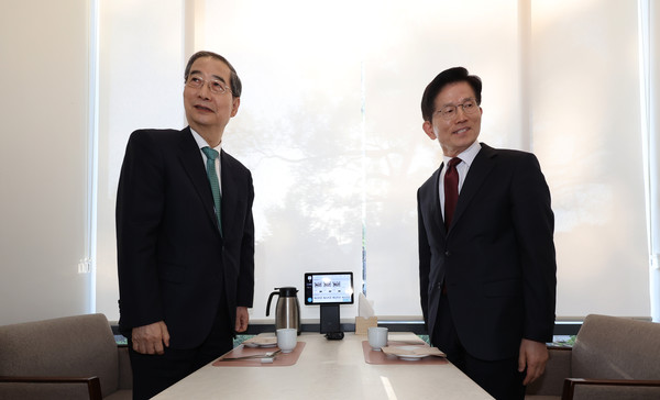 국민의힘 김문수 대선후보와 무소속 한덕수 대선 예비후보가 7일 서울 종로구의 한 식당에서 후보 단일화 관련 회동을 하고 있다. 사진=연합뉴스 제공