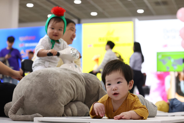 지난 1일 서울 강남구 코엑스에서 열린 2025 코베 베이비페어에서 아기들이 유아용 매트 위에서 놀고 있는 모습. 사진 = 연합뉴스 