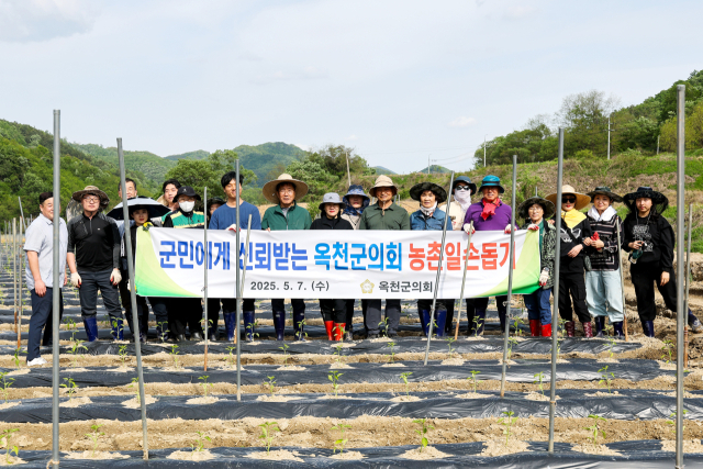 옥천군의회는 청산면 만월리의 고추 재배 농가를 찾아 농촌 일손 돕기 봉사활동을 펼쳤다.(사진/옥천군의회 제공)
