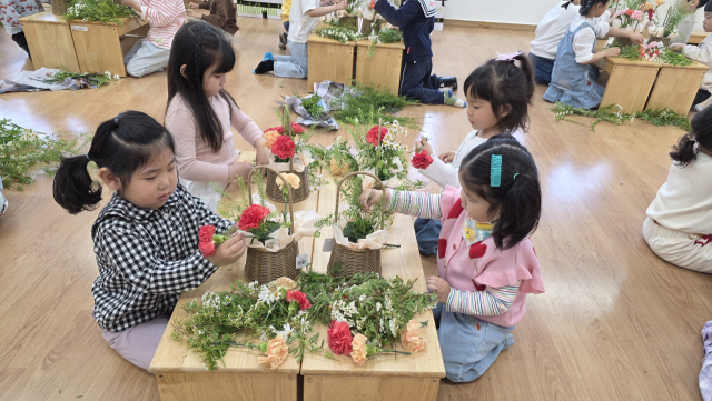 옥천 삼양유치원은 8일 가정의 달 5월을 맞아 어버이날 감사 꽃바구니 만들기 원예체험활동을 실시했다. 사진=옥천교육지원청 제공