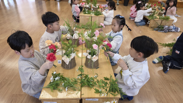 옥천 삼양유치원은 8일 가정의 달 5월을 맞아 어버이날 감사 꽃바구니 만들기 원예체험활동을 실시했다. 사진=옥천교육지원청 제공