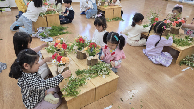 옥천 삼양유치원은 8일 가정의 달 5월을 맞아 어버이날 감사 꽃바구니 만들기 원예체험활동을 실시했다. 사진=옥천교육지원청 제공