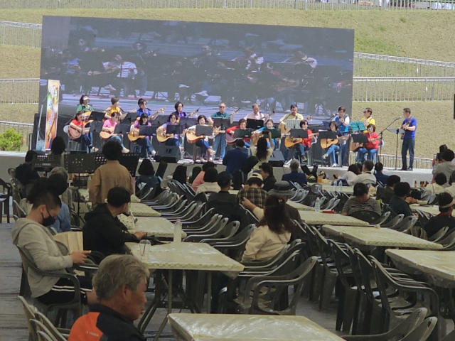 제64회 충북도민체육대회 개막 첫날, 8일 충주종합운동장 보조무대(푸드터널 무대)에서 열린 충주평생학습동아리 공연이 도민체전 참가자들의 큰 호응을 받았다.사진=김의상 기자