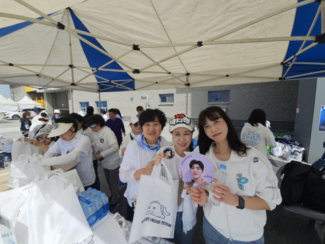 박지현의 네이버 팬카페 ‘바다 사나이 박지현을 사랑하는 사람들’ 회원들이 8일 충주에서 열리는 도민체전 현장을 찾아 도민과 시민을 대상으로 준비한 선물을 나눠주고 있다.사진=김의상 기자
