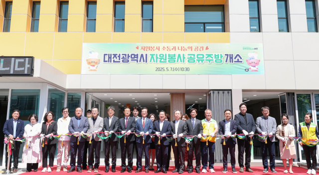 ㈜한국타이어앤테크놀로지(이하 한국타이어)가 무료급식소 ‘행복한집’에서 이장우 대전시장, 김영태 대전시자원봉사연합회장, 김주형 한국타이어 문화담당 상무 등이 참석한 가운데 후원금 전달식을 가졌다고 8일 밝혔다.한국타이어 제공