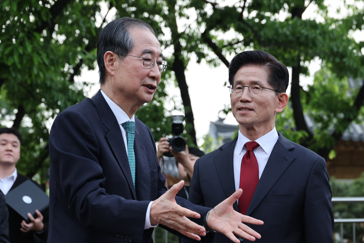 국민의힘 김문수 대선후보와 무소속 한덕수 대선 예비후보가 8일 서울 국회 사랑재에 위치한 커피숍에서 회동을 마친 후 인사하고 있다. 사진=연합뉴스 제공