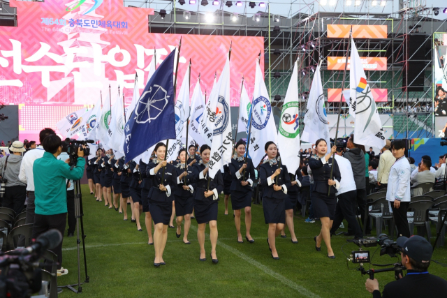 국립한국교통대학교 항공운항학과 학생들이 기수단 행렬을 하며 입장하고 있다.사진=충주시