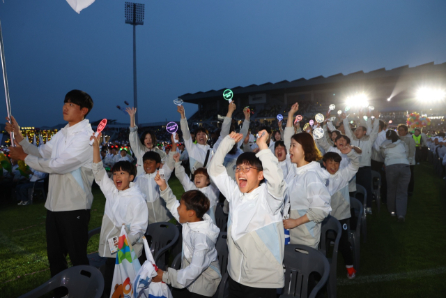 충주시 선수 입장에 열광하며 응원하는 충주 시민들 모습.사진=충주시