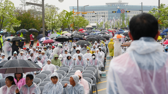 민주노총 세종충남지역노동조합 충남공립학교호봉제회계직지회는 9일 충남교육청 앞에서 창립24주년 창립대회를 개최했다. 사진=박현석 기자