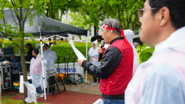 9일 충남교육청 앞에서 열린 민주노총 세종충남지역노동조합 충남공립학교호봉제회계직지회 창립24주년 창립대회에서 최수현 사무처장이 발언하고 있다. 사진=박현석 기자