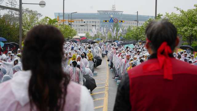 민주노총 세종충남지역노동조합 충남공립학교호봉제회계직지회는 9일 충남교육청 앞에서 창립24주년 창립대회를 개최했다. 이날 조합원 1000여명은 최근 교섭이 결렬된 것과 관련, 투쟁을 결의했다. 사진=박현석 기자