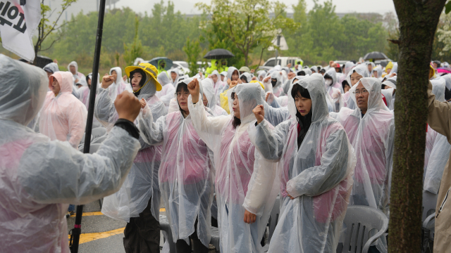 민주노총 세종충남지역노동조합 충남공립학교호봉제회계직지회는 9일 충남교육청 앞에서 창립24주년 창립대회를 개최했다. 이날 조합원 1000여명은 최근 교섭이 결렬된 것과 관련, 투쟁을 결의했다. 사진=박현석 기자