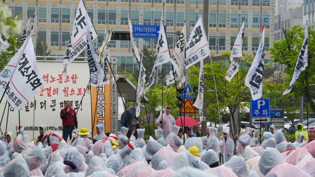 민주노총 세종충남지역노동조합 충남공립학교호봉제회계직지회는 9일 충남교육청 앞에서 창립24주년 창립대회를 개최했다. 이날 조합원 1000여명은 최근 교섭이 결렬된 것과 관련, 투쟁을 결의했다. 사진=박현석 기자