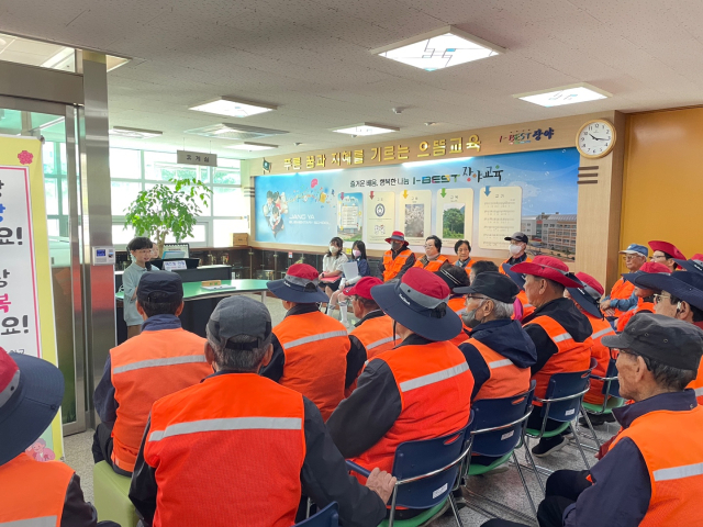 옥천 장야초교는 아침 교통봉사를 해주시는 시니어 어르신들을 위한 특별한 피아노 음악회를 열었다.(사진/옥천교육지원청 제공)