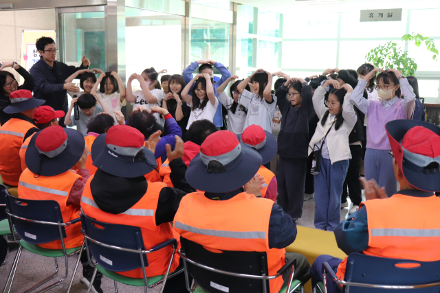 옥천 장야초교는 아침 교통봉사를 해주시는 시니어 어르신들을 위한 특별한 피아노 음악회를 열었다.(사진/옥천교육지원청 제공)