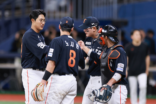 9일 서울 고척스카이돔에서 열린 프로야구 2025 신한 SOL 뱅크 KBO리그 한화 이글스와 키움 히어로즈의 경기.7-5로 승리하며 26년 만에 10연승을 달성한 한화 선수들이 기뻐하고 있다.  사진=연합뉴스 제공