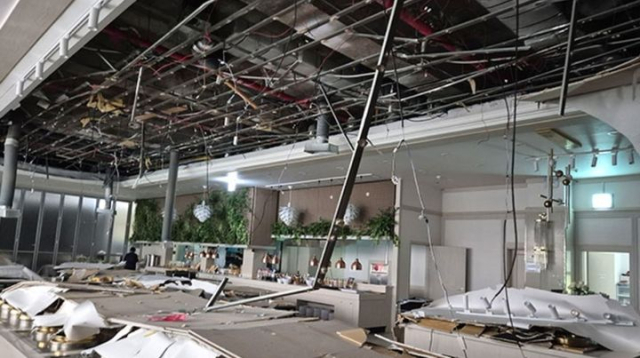 지난 10일 충남 천안시 소재 웨딩홀에서 발생한 연회장 천장 석고보드 마감재 추락사고 현장 사진.사진-연합뉴스.