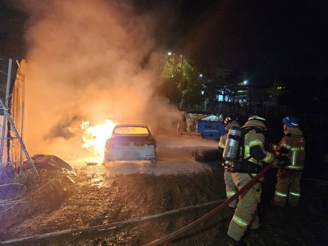 11일 오전 12시 49분경 충남 태안군 태안읍 공터에서 발생한 차량화재 현장사진.사진=연합뉴스.