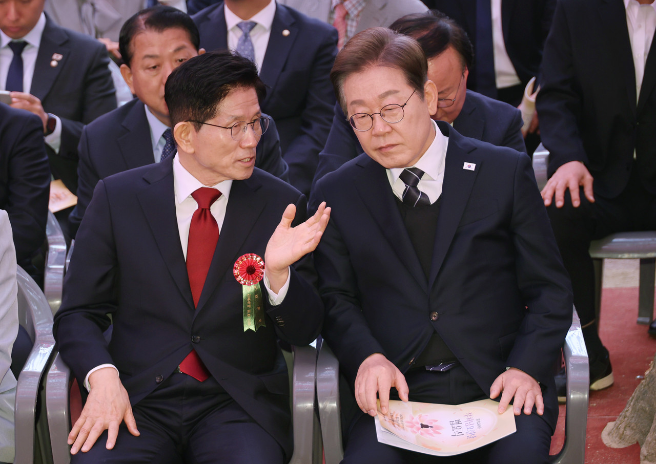 더불어민주당 이재명 대선 후보(오른쪽)와 국민의힘 김문수 대선 후보가 지난 5일 서울 종로구 조계사에서 열린 불기 2569년 부처님오신날 봉축법요식에 참석해 대화하고 있다. 2025.5.5 사진=연합뉴스.