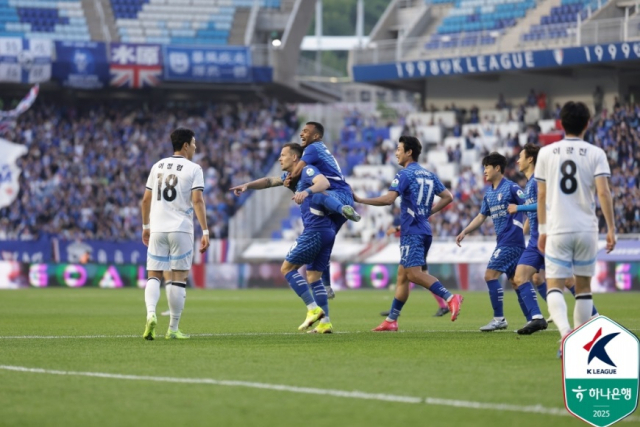 11일 오후 수원월드컵경기장에서 치러진 ‘하나은행 K리그2 2025’ 11라운드 천안시티FC와 수원삼성블루윙즈과의 경기에서 선제골을 넣은 일류첸코가 동료들과 기뻐하고 있다. 한국프로축구연맹 제공.