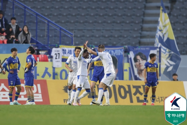 10일 오후 이순신종합운동장에서 치러진 ‘하나은행 K리그2 2025’ 11라운드 충남아산FC와 인천유나이티드와의 경기에서 선제골을 넣은 제르소의 세리머니 모습. 한국프로축구연맹 제공.