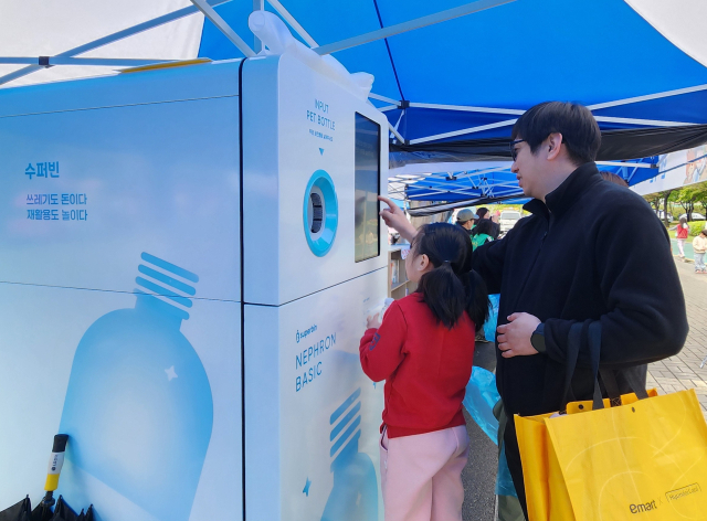 충주시는 AI 기술로 생수병과 음료병을 10대 무인회수기로 10대 설치했다.사진=충주시