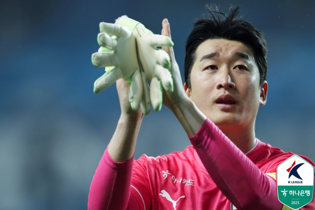지난 10일 대전월드컵경기장에서 ‘하나은행 K리그1 2025’ 13라운드가 열린 가운데 이창근 대전하나시티즌 선수가 관중들에게 인사를 건네고 있다. 한국프로축구연맹 제공