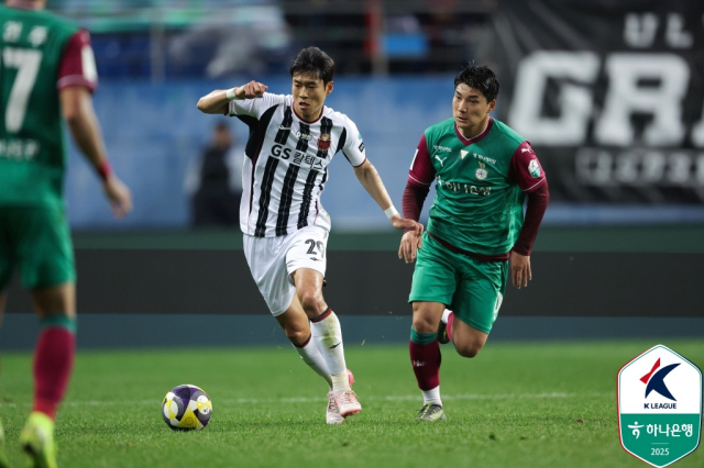 지난 10일 대전월드컵경기장에서 ‘하나은행 K리그1 2025’ 13라운드가 열린 가운데 류재문 FC서울 선수와 주민규 대전하나시티즌 선수가 경기에 임하고 있다. 한국프로축구연맹 제공