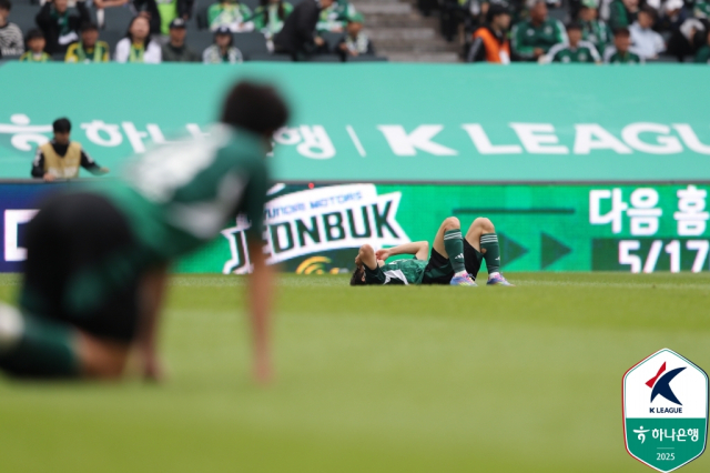 지난 6일 전주월드컵경기장에서 ‘하나은행 K리그1 2025’ 12라운드가 열린 가운데 전북현대모터스 선수가 경기장에 누워 아쉬움을 표하고 있다. 한국프로축구연맹 제공