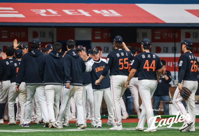 11일 키움전 승리 후 김경문 감독과 선수단. 한화이글스 제공