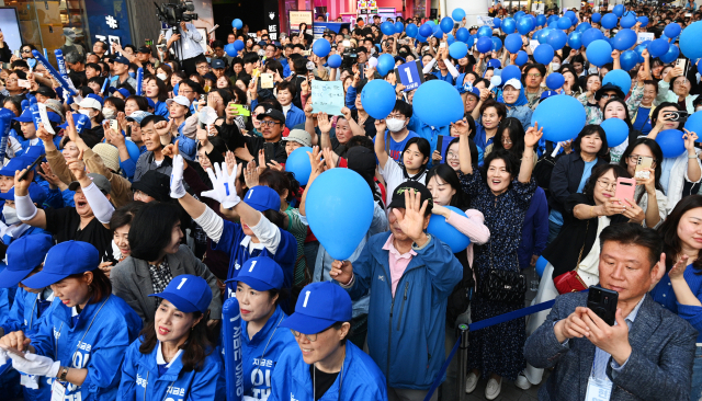 제21대 대통령선거 공식 선거운동이 시작된 12일 대전 중구 으능정이거리에서 이재명 더불어민주당 대선후보 유세가 열린 가운데 지지자들이 환호하고 있다. 김주형 기자 kjh2667_@cctoday.co.kr