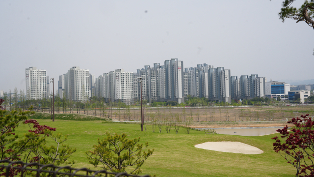 충남 내포신도시 내 조성중인 내포 퍼블릭골프장 전경. 뒤로는 주민들이 거주중인 1700세대 대단지 아파트가 조성돼 있다. 사진=박현석 기자